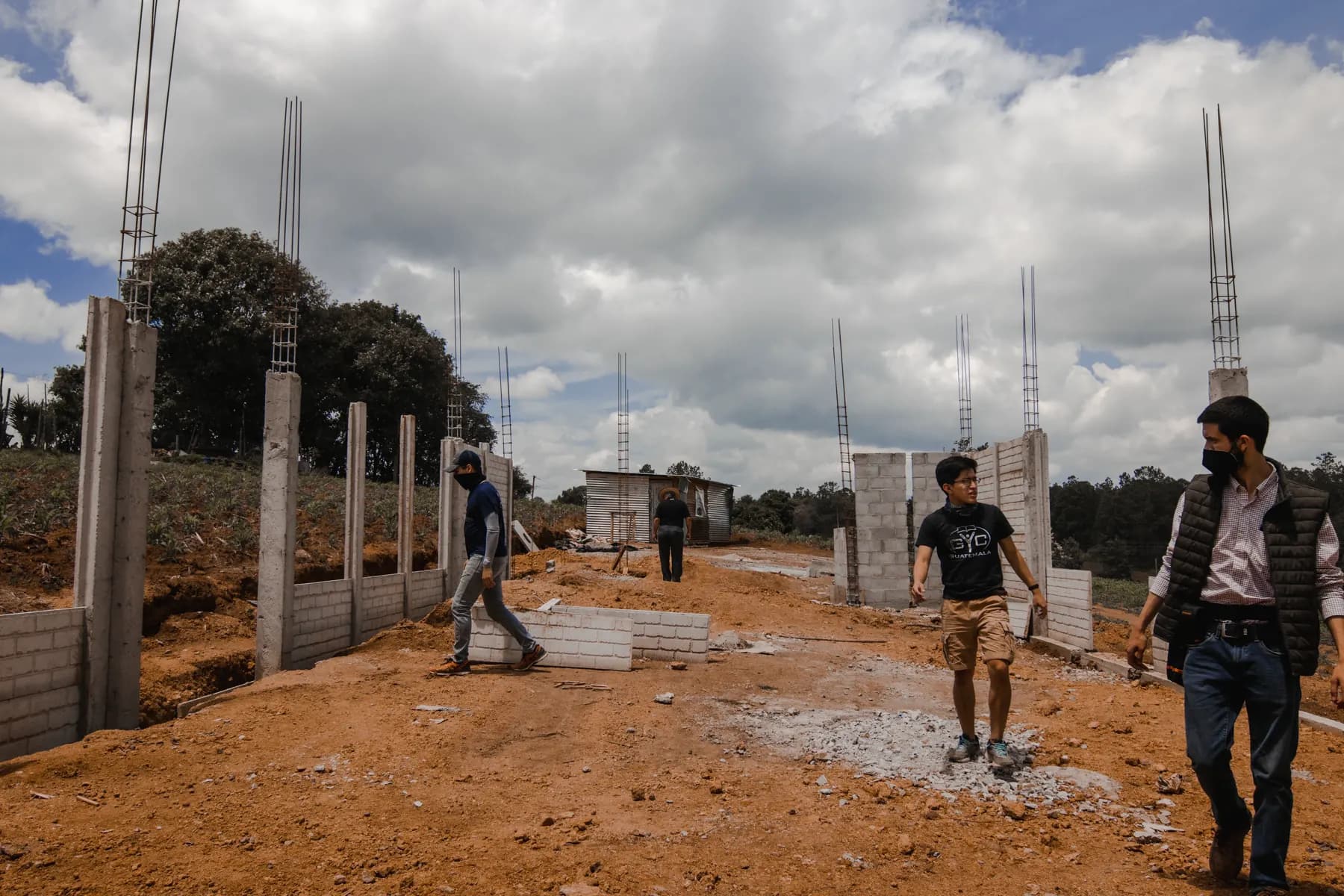 Jóvenes de GYC levantando la estructura de una iglesia en Quiché